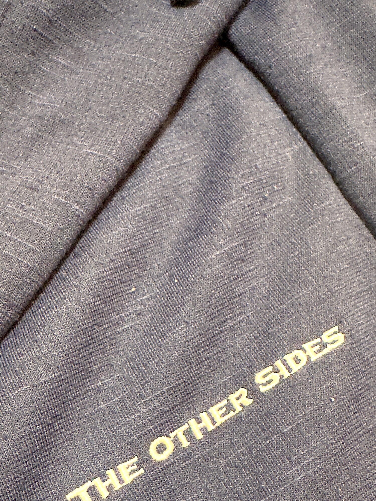 襟元に施した The Other Sides の金刺繍