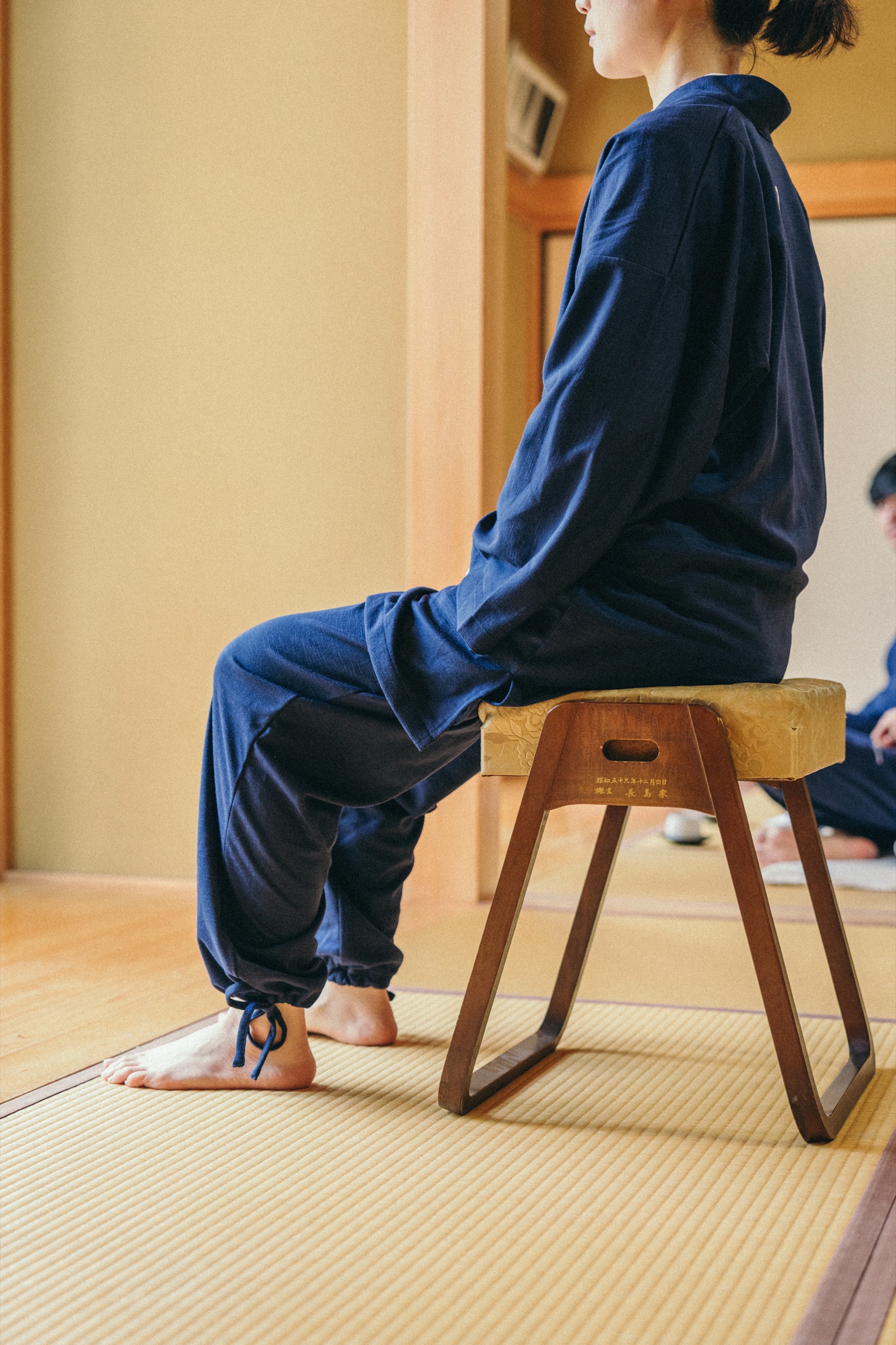 横から見た作務衣の着用姿