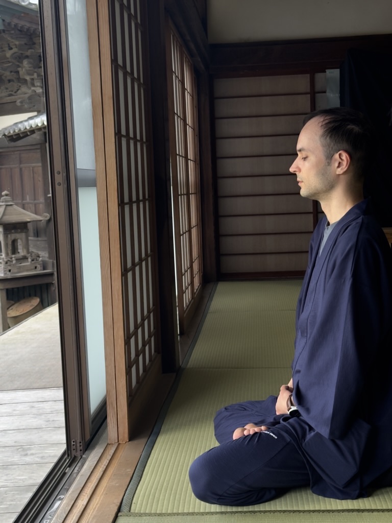 作務衣で坐禅