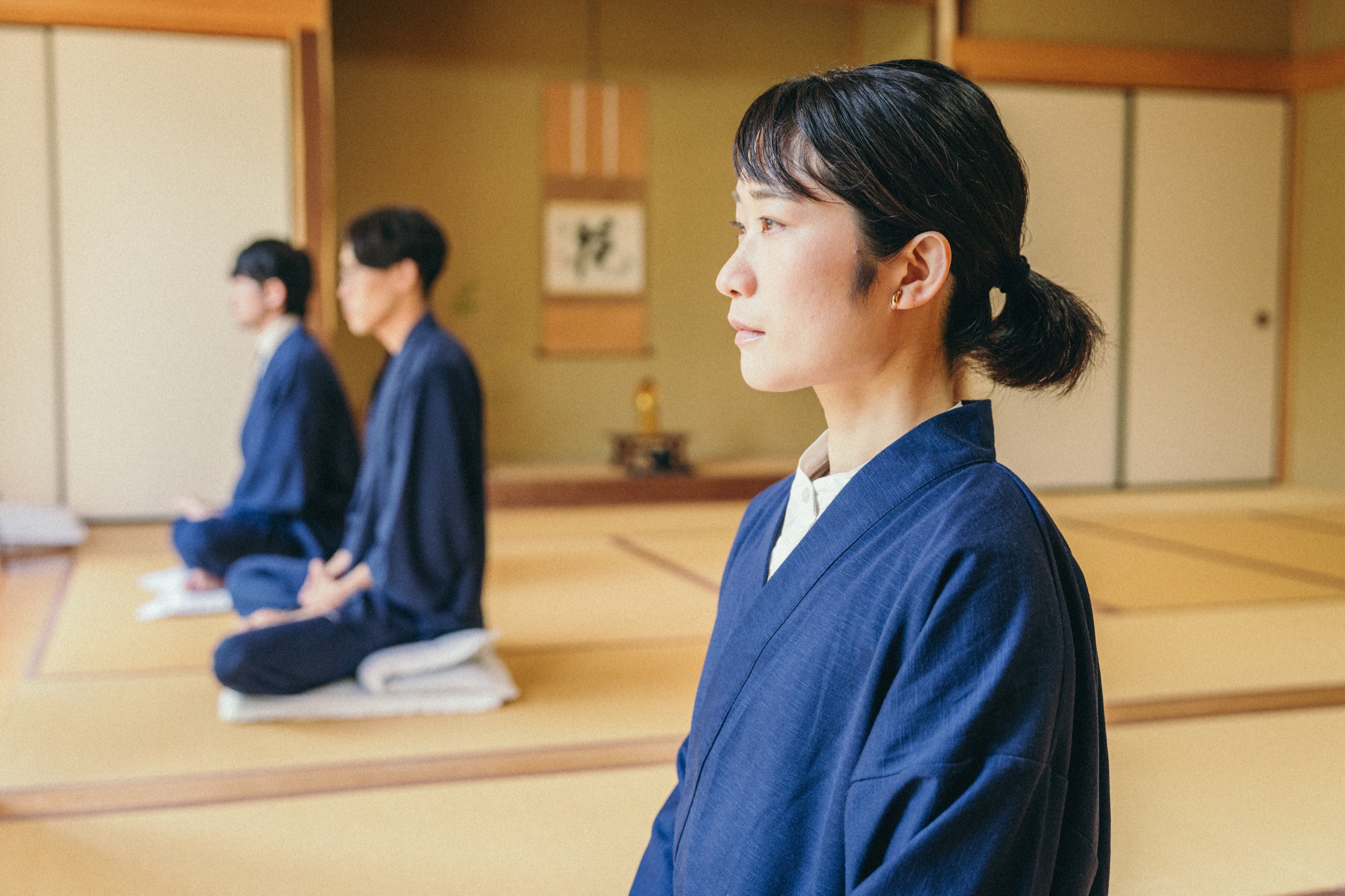 禅寺で坐禅にのぞむ様子